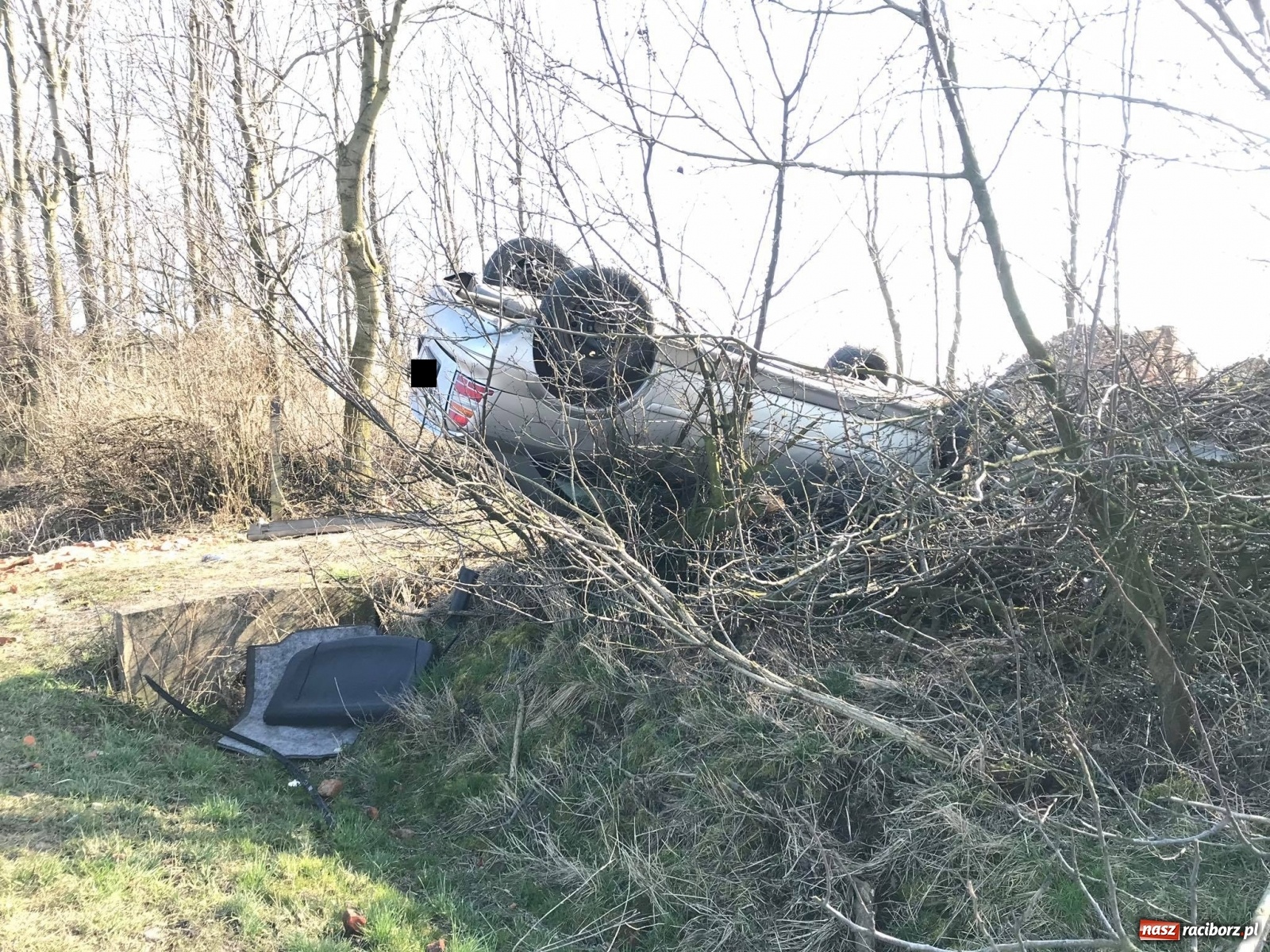 Zdjęcie w galerii na portalu naszraciborz.pl: Dachowanie opla na trasie Pawłów-Modzurów  wiadomości z regionu