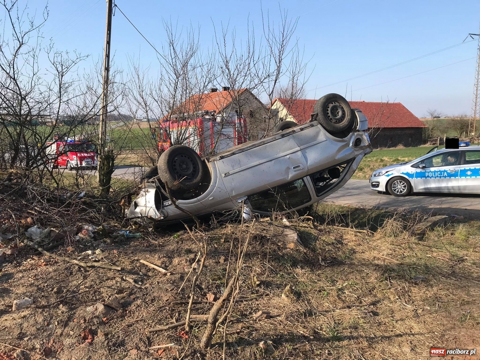 Zdjęcie w galerii na portalu naszraciborz.pl: Dachowanie opla na trasie Pawłów-Modzurów  wiadomości z regionu