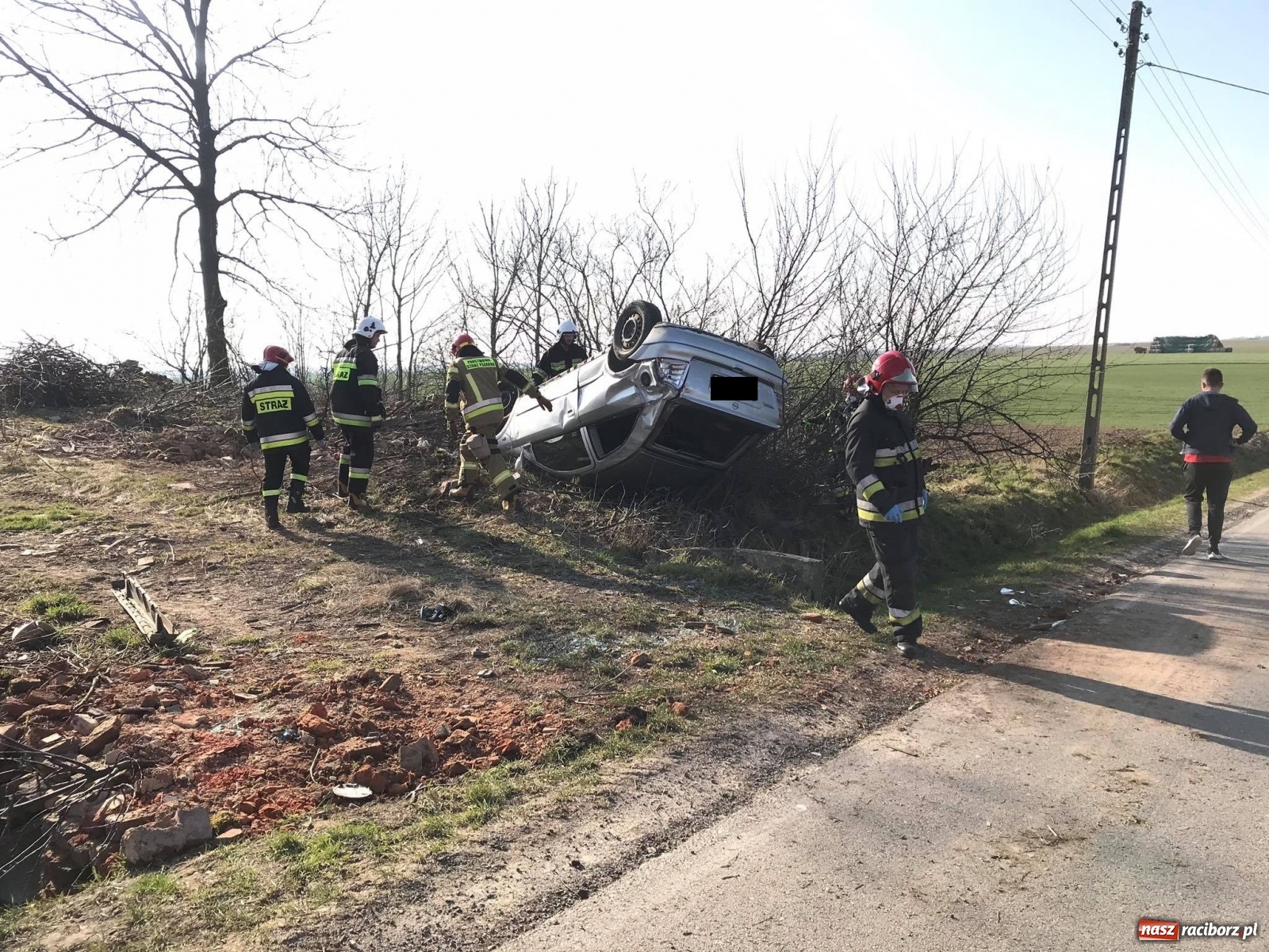 Zdjęcie w galerii na portalu naszraciborz.pl: Dachowanie opla na trasie Pawłów-Modzurów  wiadomości z regionu