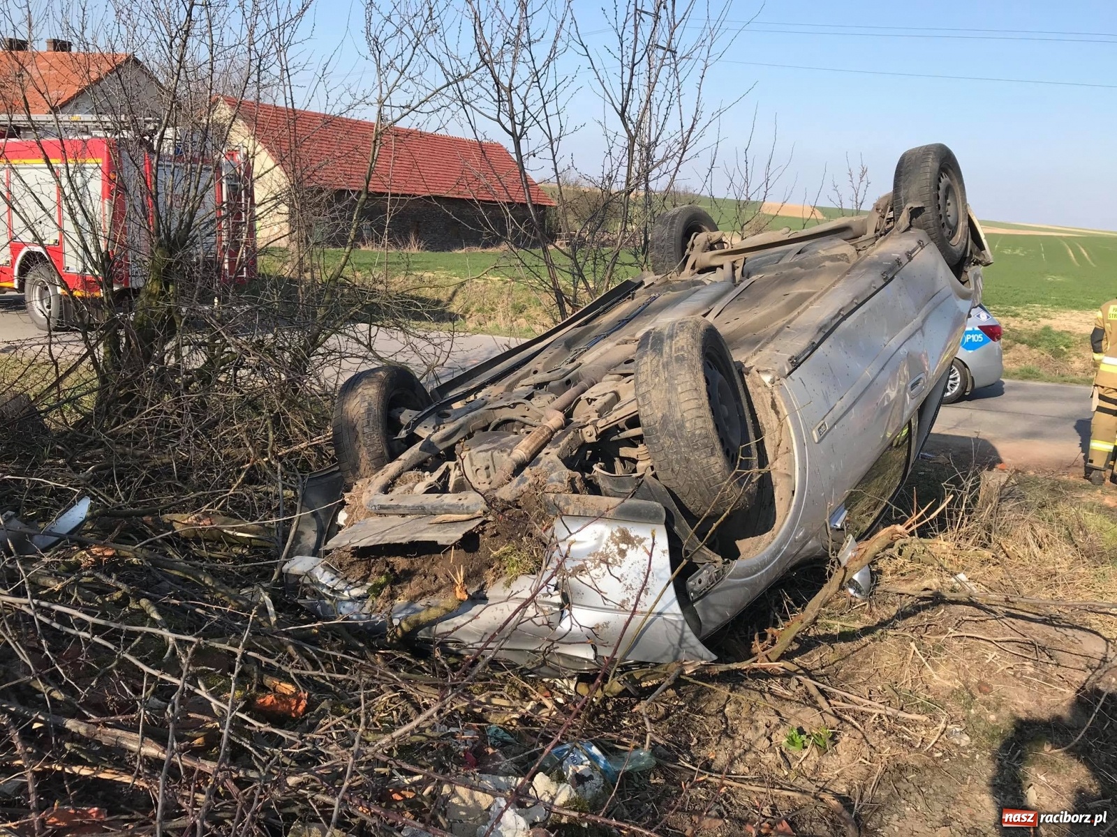 Zdjęcie w galerii na portalu naszraciborz.pl: Dachowanie opla na trasie Pawłów-Modzurów  wiadomości z regionu