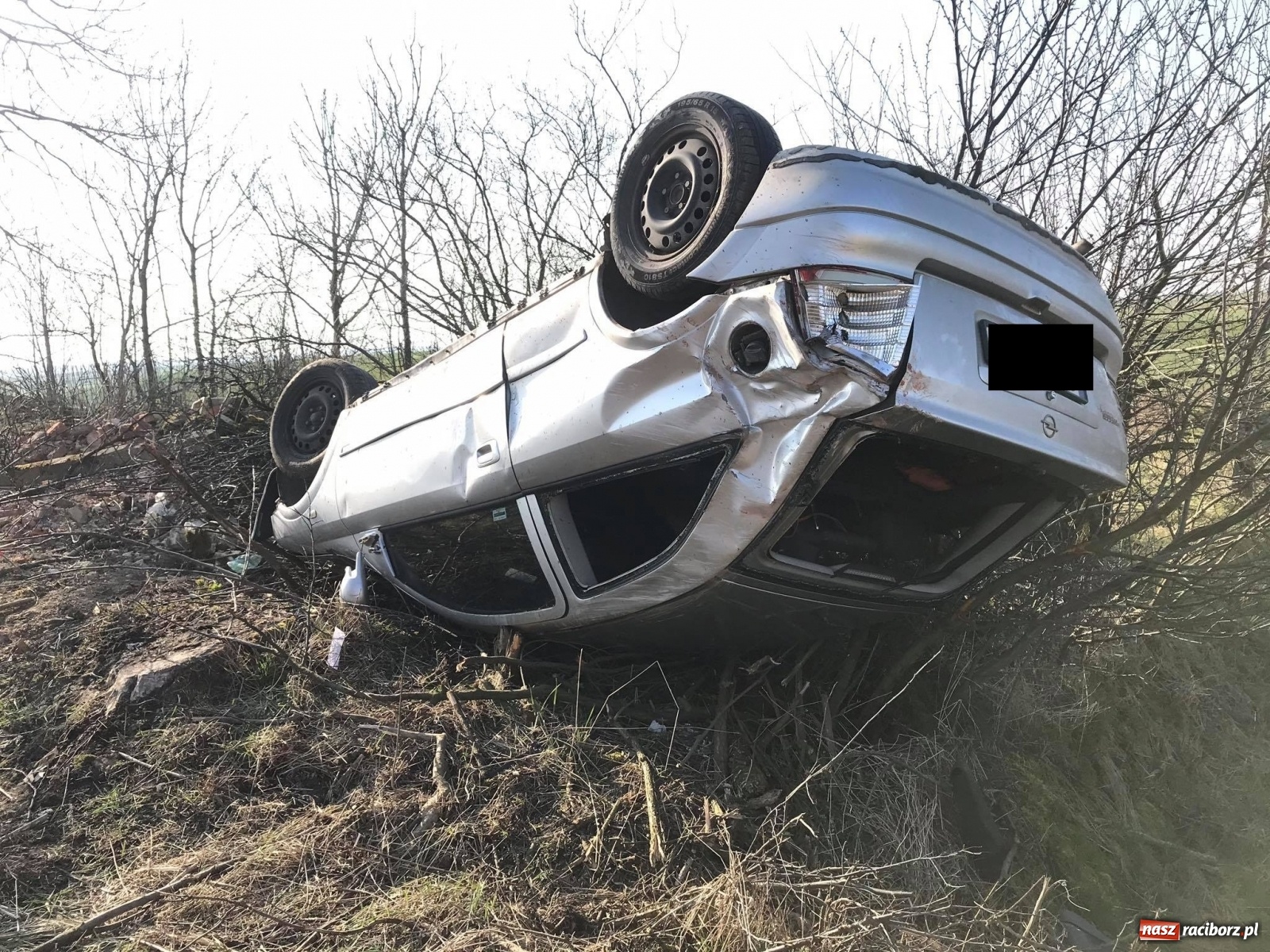 Zdjęcie w galerii na portalu naszraciborz.pl: Dachowanie opla na trasie Pawłów-Modzurów  wiadomości z regionu