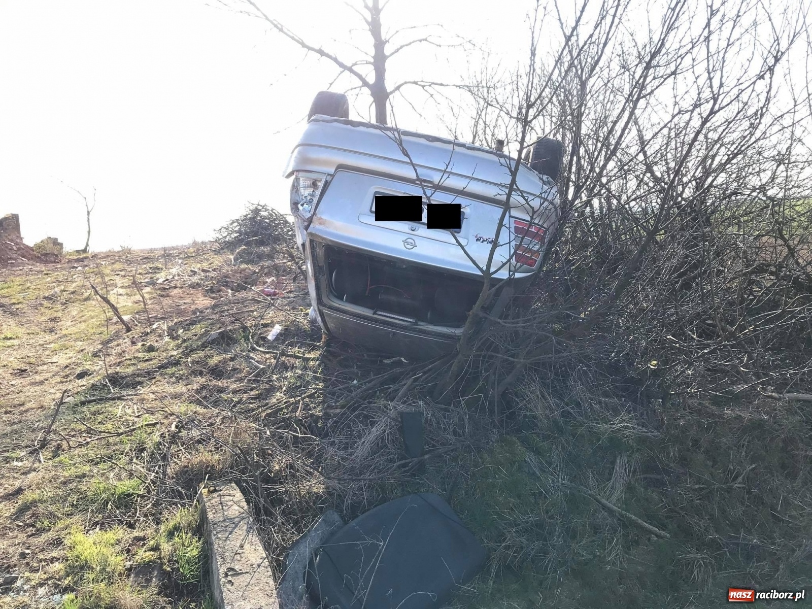 Zdjęcie w galerii na portalu naszraciborz.pl: Dachowanie opla na trasie Pawłów-Modzurów  wiadomości z regionu