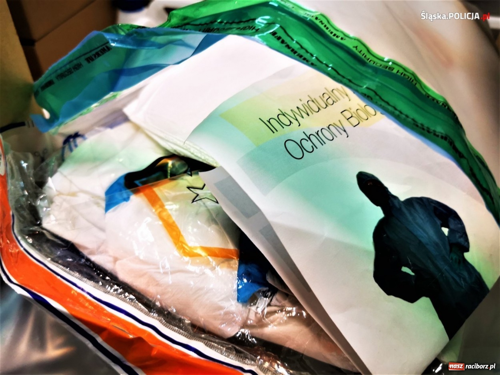 Zdjęcie w galerii na portalu naszraciborz.pl: Środki ochrony sanitarnej na bieżąco trafiają do policjantów wiadomości z regionu