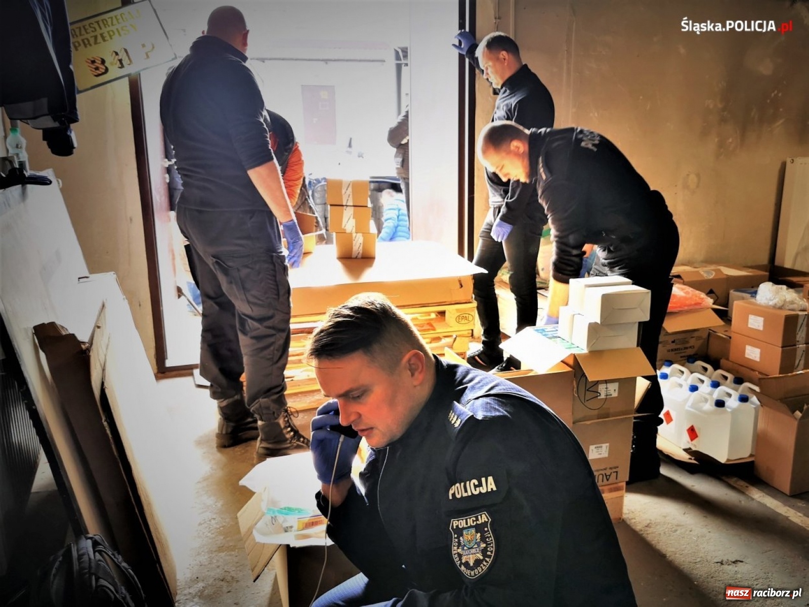 Zdjęcie w galerii na portalu naszraciborz.pl: Środki ochrony sanitarnej na bieżąco trafiają do policjantów wiadomości z regionu