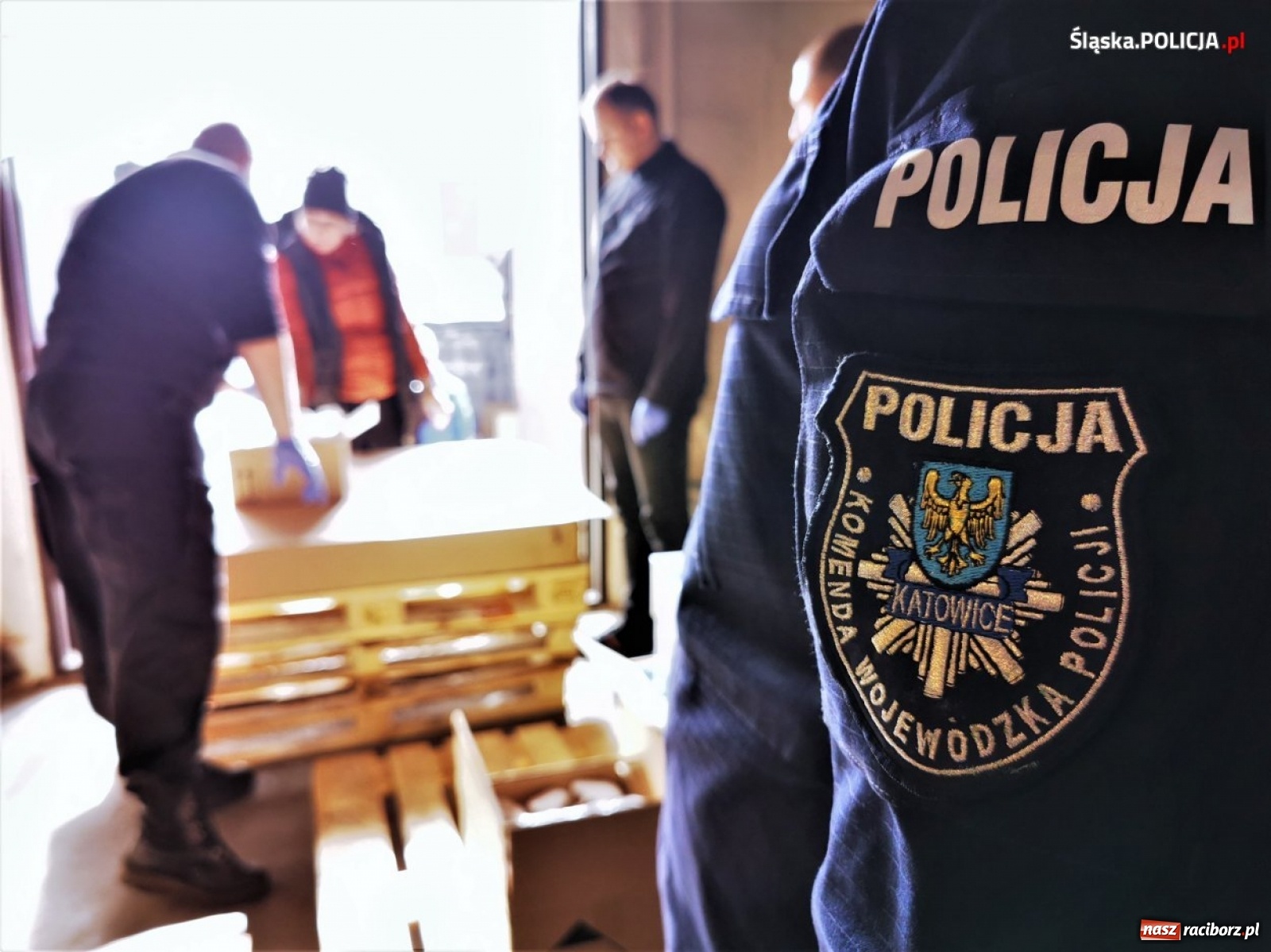 Zdjęcie w galerii na portalu naszraciborz.pl: Środki ochrony sanitarnej na bieżąco trafiają do policjantów wiadomości z regionu