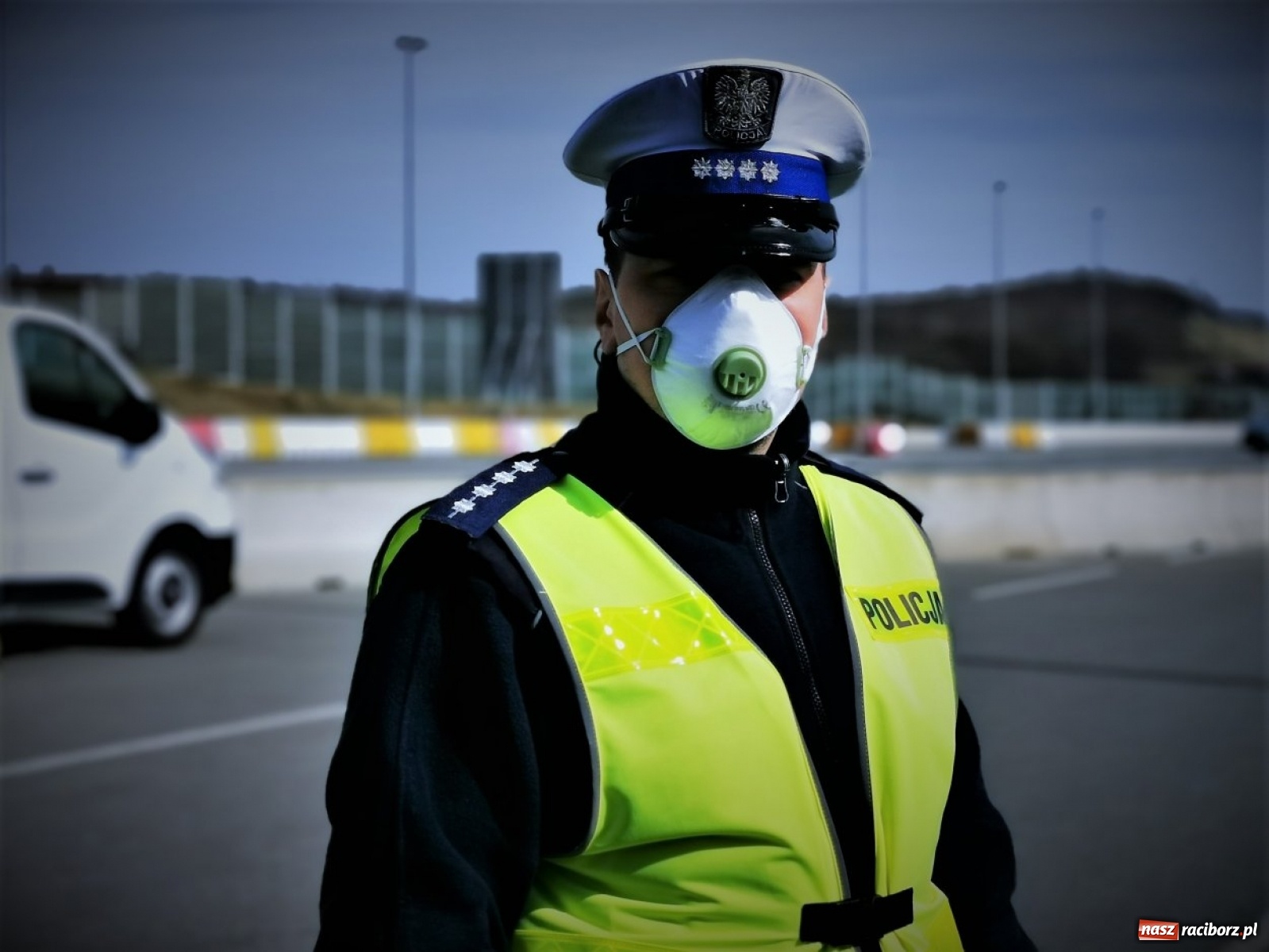 Zdjęcie w galerii na portalu naszraciborz.pl: Środki ochrony sanitarnej na bieżąco trafiają do policjantów wiadomości z regionu