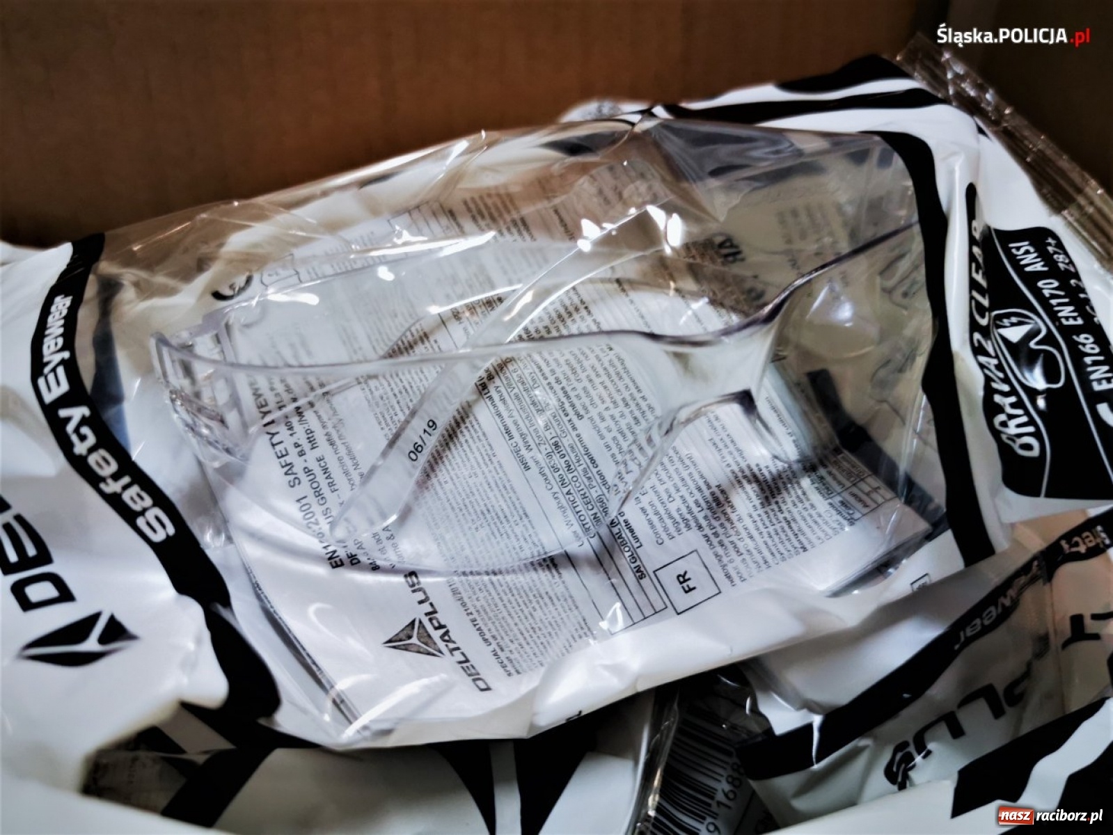 Zdjęcie w galerii na portalu naszraciborz.pl: Środki ochrony sanitarnej na bieżąco trafiają do policjantów wiadomości z regionu
