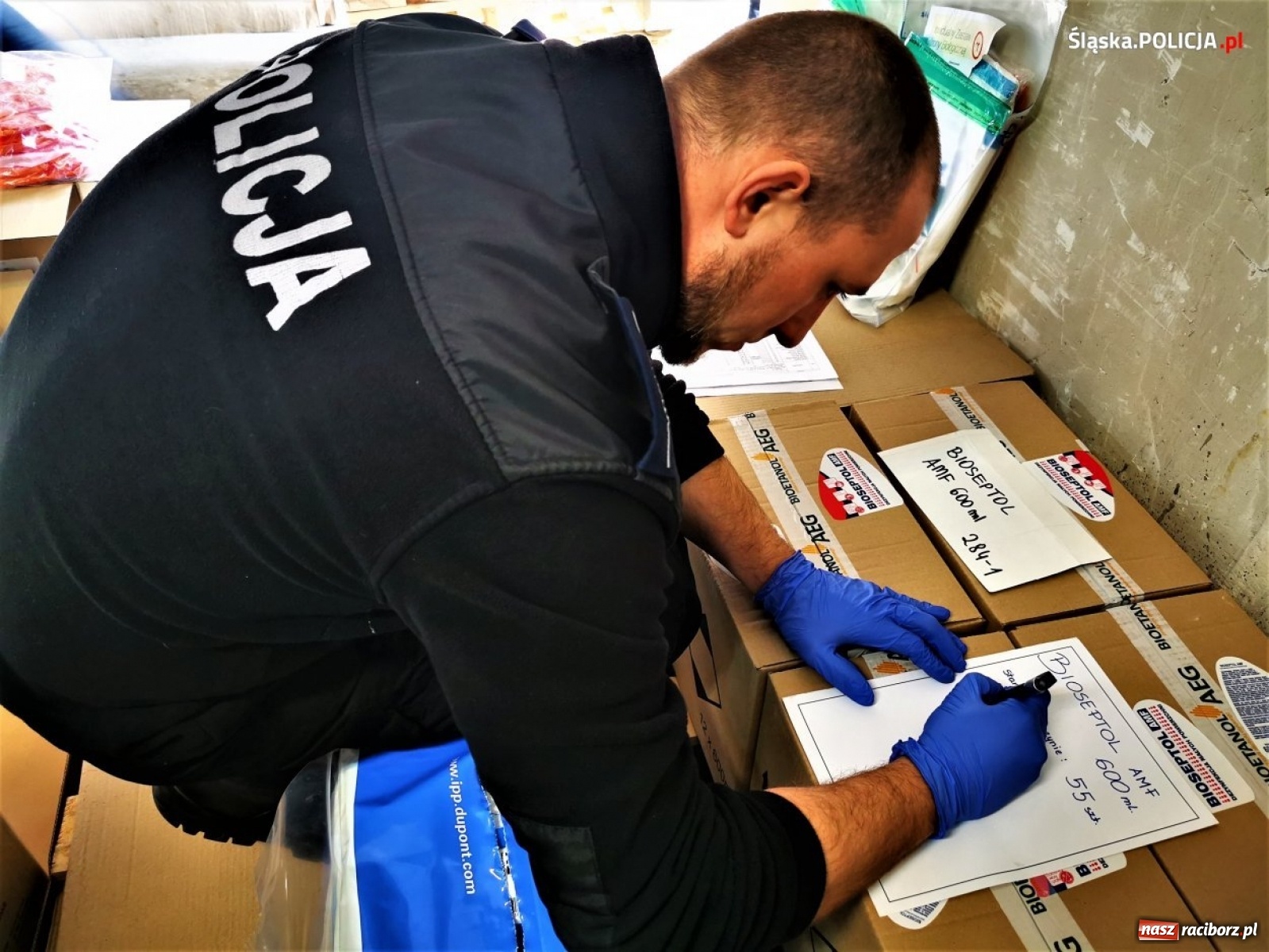 Zdjęcie w galerii na portalu naszraciborz.pl: Środki ochrony sanitarnej na bieżąco trafiają do policjantów wiadomości z regionu