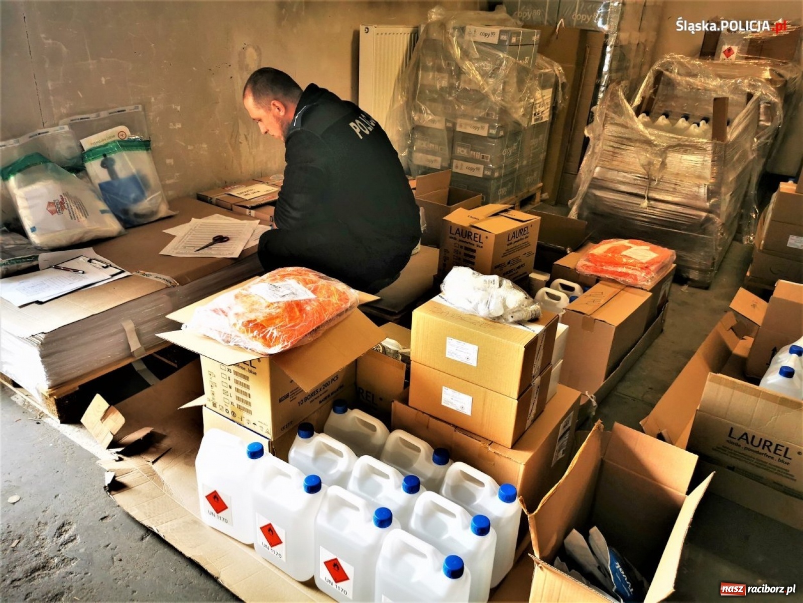 Zdjęcie w galerii na portalu naszraciborz.pl: Środki ochrony sanitarnej na bieżąco trafiają do policjantów wiadomości z regionu