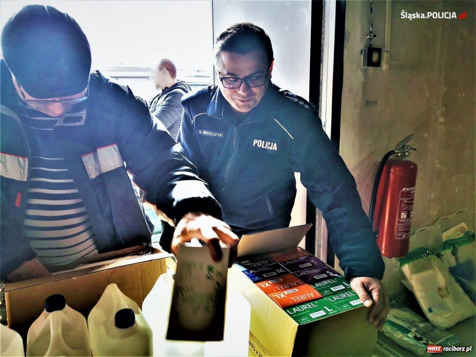 Zdjęcie w galerii na portalu naszraciborz.pl: Środki ochrony sanitarnej na bieżąco trafiają do policjantów wiadomości z regionu