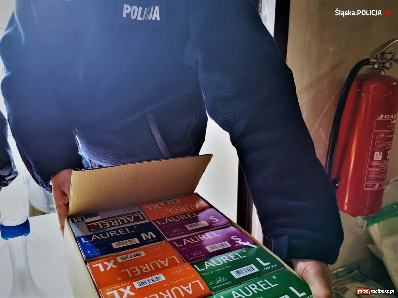 Zdjęcie w galerii na portalu naszraciborz.pl: Środki ochrony sanitarnej na bieżąco trafiają do policjantów wiadomości z regionu