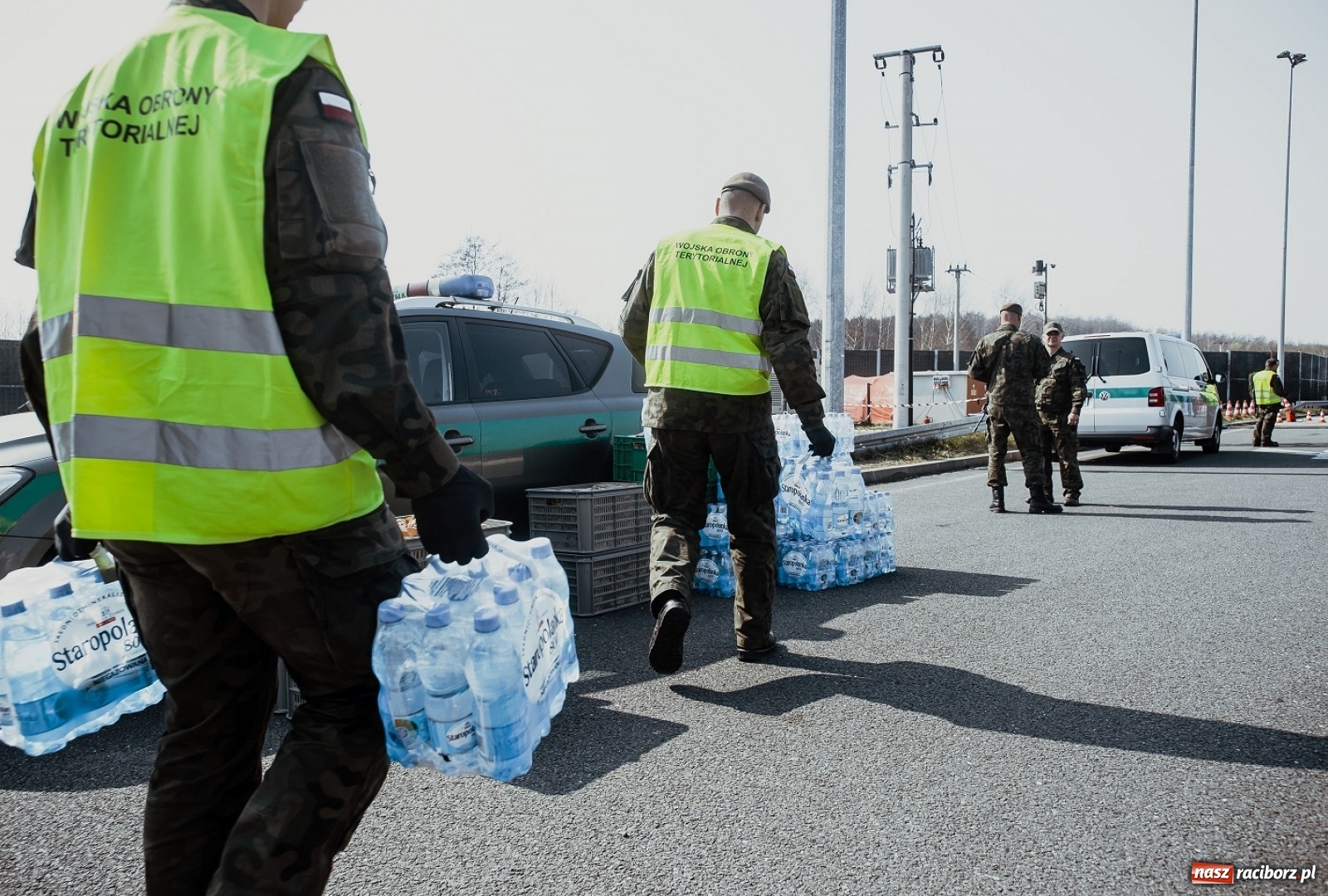 Zdjęcie w galerii na portalu naszraciborz.pl: Śląscy terytorialsi pomagają kierowcom na granicach wiadomości z regionu