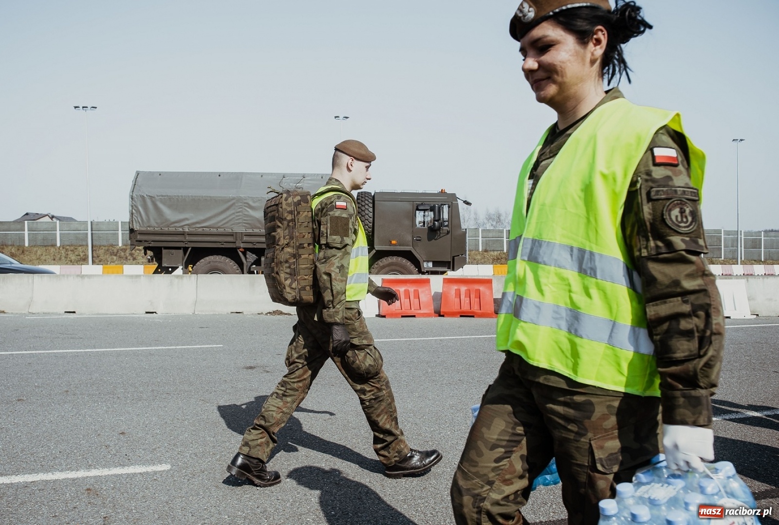Zdjęcie w galerii na portalu naszraciborz.pl: Śląscy terytorialsi pomagają kierowcom na granicach wiadomości z regionu