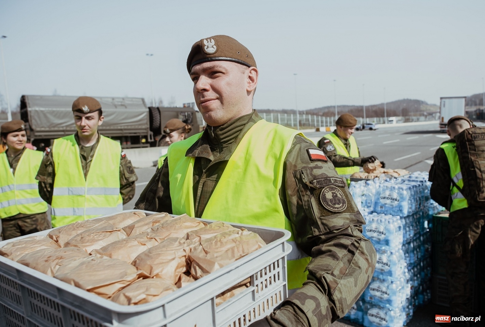 Zdjęcie w galerii na portalu naszraciborz.pl: Śląscy terytorialsi pomagają kierowcom na granicach wiadomości z regionu