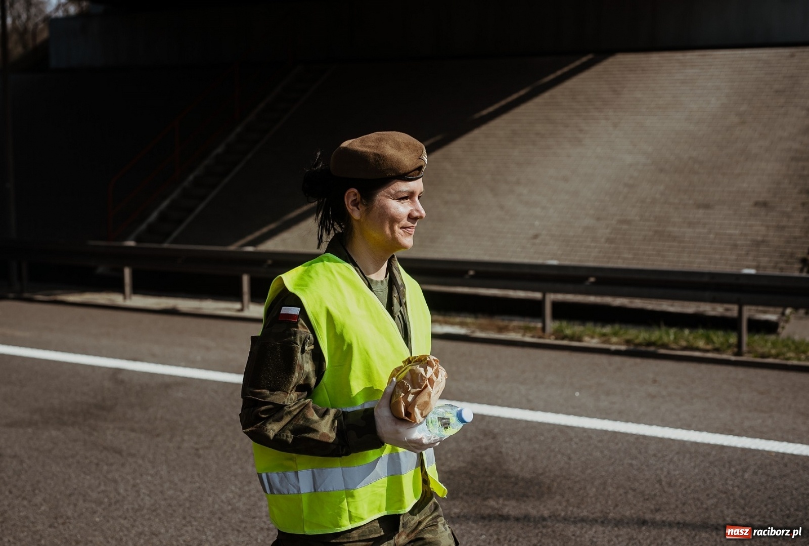 Zdjęcie w galerii na portalu naszraciborz.pl: Śląscy terytorialsi pomagają kierowcom na granicach wiadomości z regionu