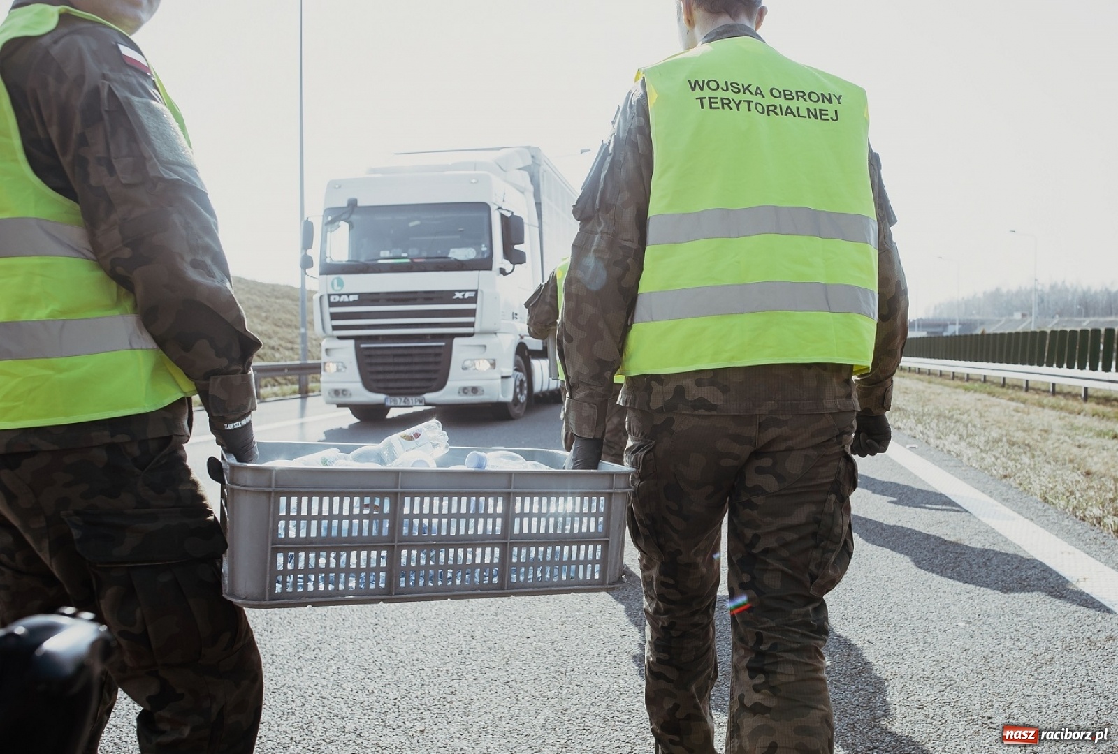Zdjęcie w galerii na portalu naszraciborz.pl: Śląscy terytorialsi pomagają kierowcom na granicach wiadomości z regionu