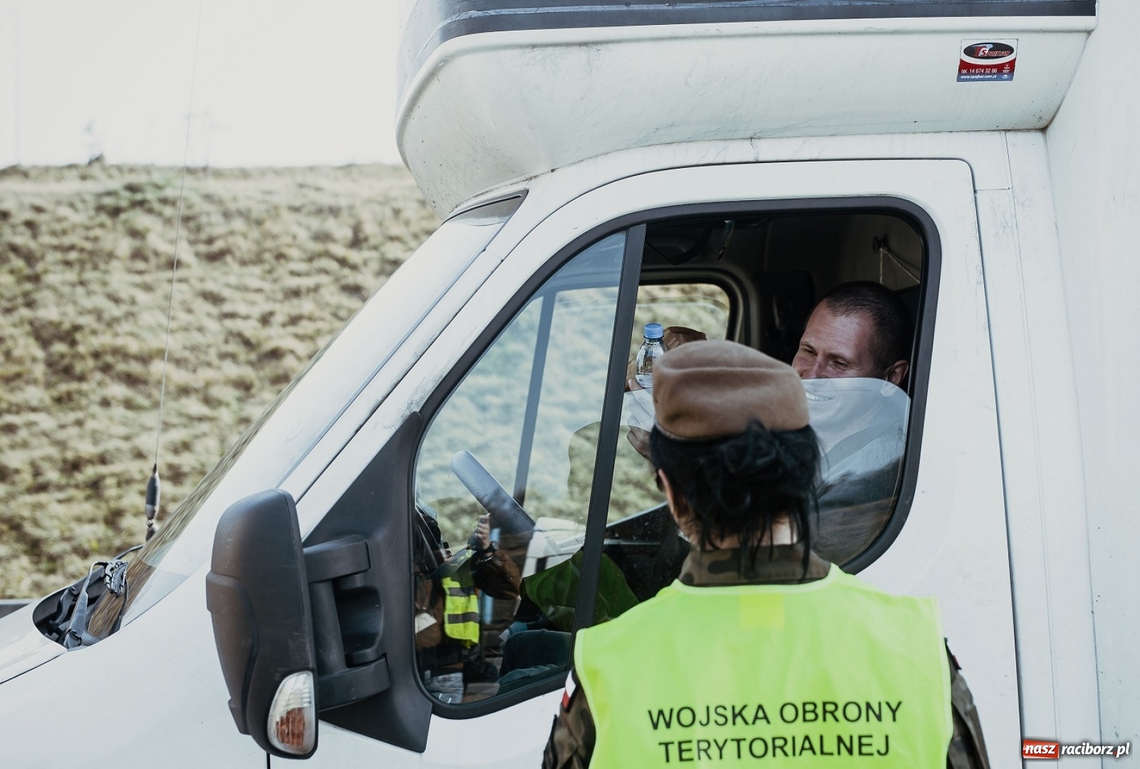 Zdjęcie w galerii na portalu naszraciborz.pl: Śląscy terytorialsi pomagają kierowcom na granicach wiadomości z regionu