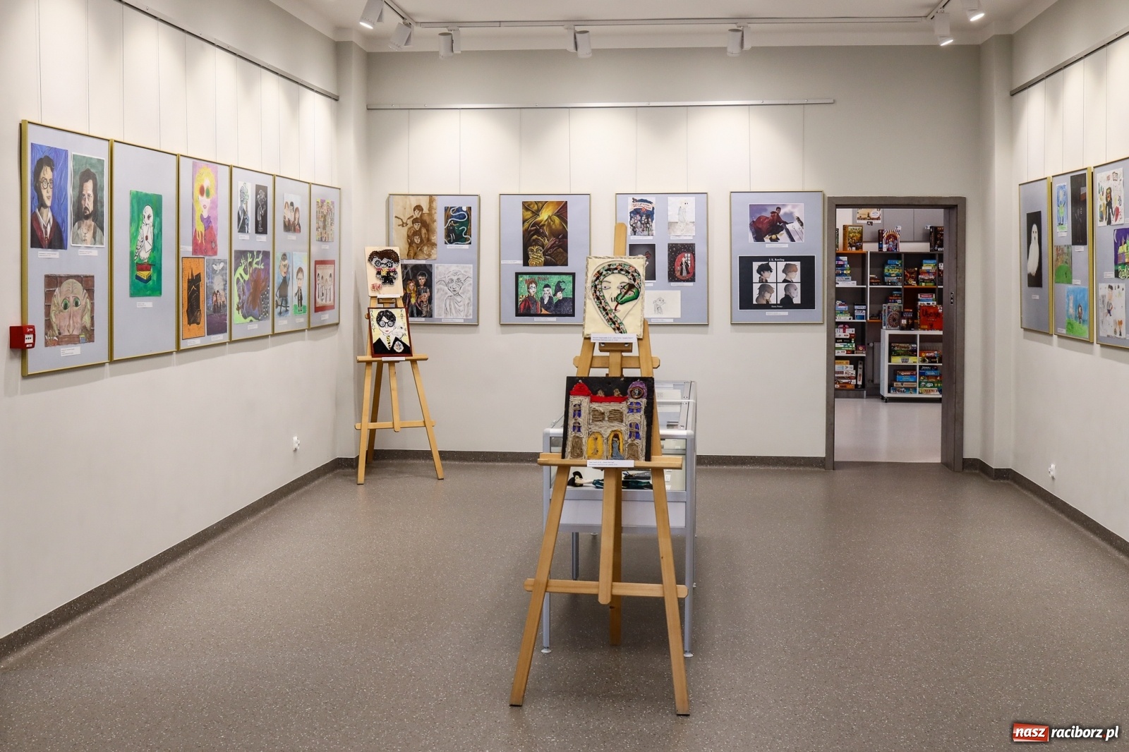 Zdjęcie w galerii na portalu naszraciborz.pl: 20 lat Potteromanii w Polsce. W raciborskiej bibliotece rozstrzygnięto konkurs plastyczny wiadomości z regionu