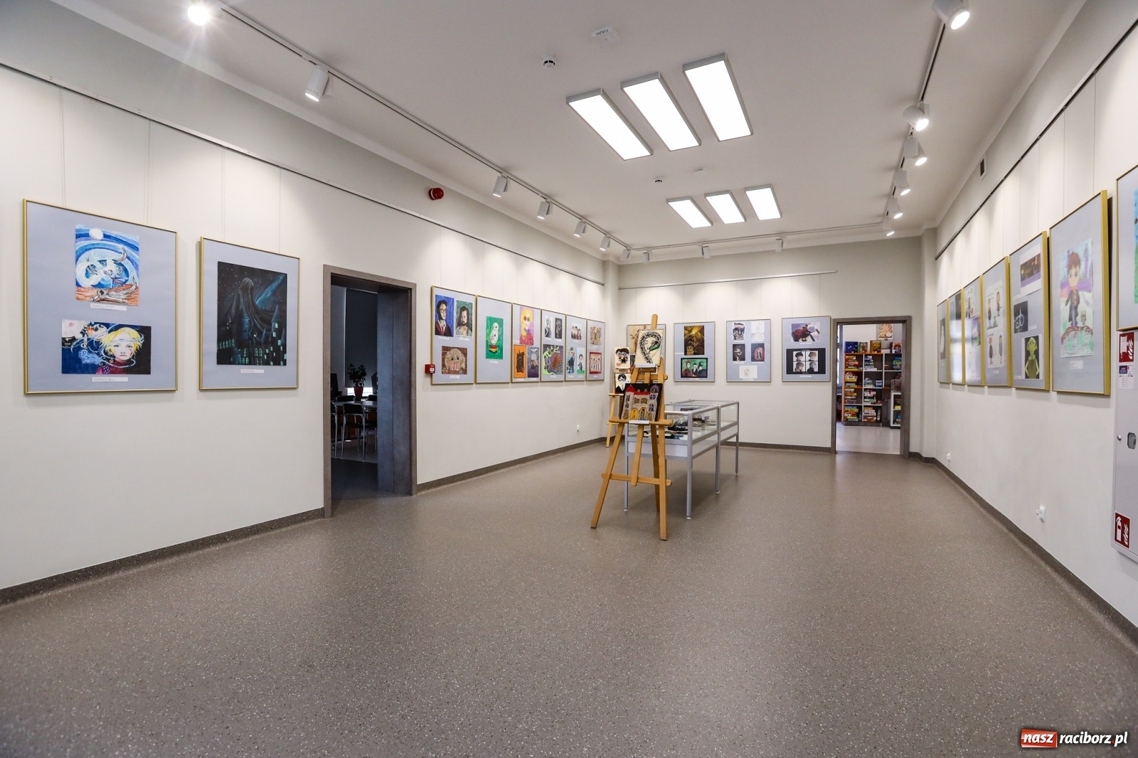 Zdjęcie w galerii na portalu naszraciborz.pl: 20 lat Potteromanii w Polsce. W raciborskiej bibliotece rozstrzygnięto konkurs plastyczny wiadomości z regionu