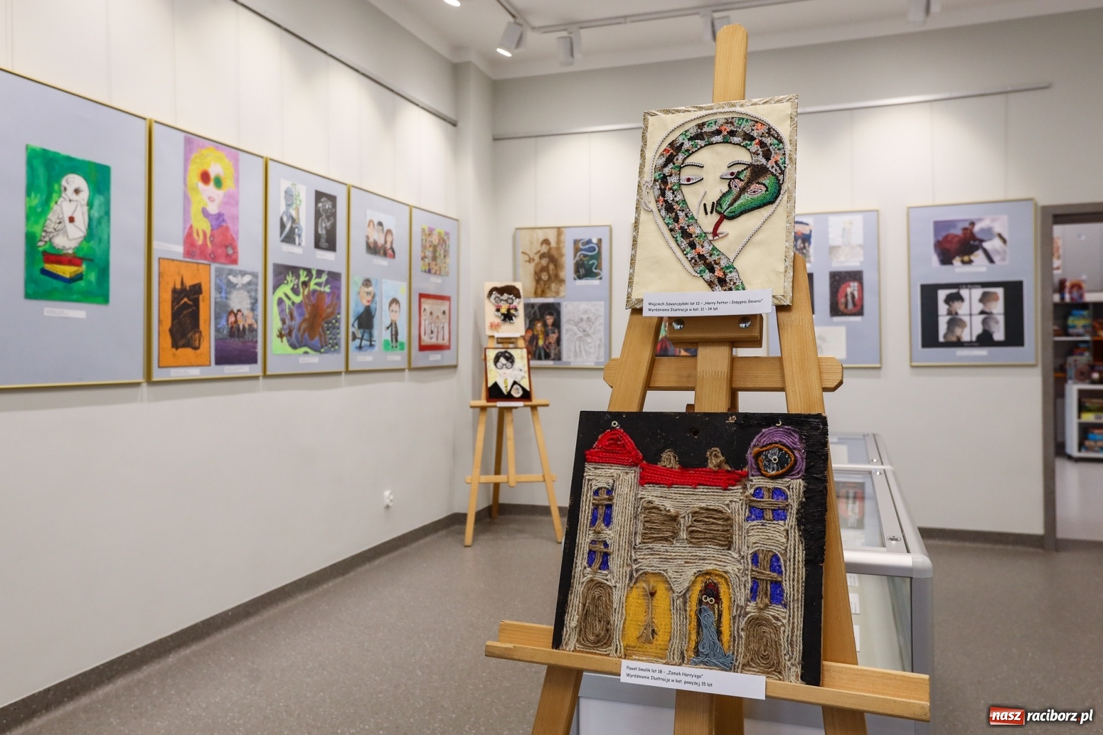 Zdjęcie w galerii na portalu naszraciborz.pl: 20 lat Potteromanii w Polsce. W raciborskiej bibliotece rozstrzygnięto konkurs plastyczny wiadomości z regionu