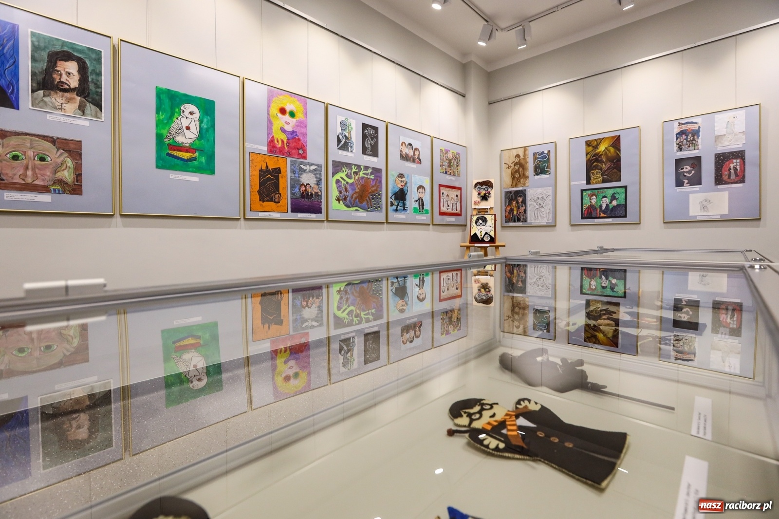 Zdjęcie w galerii na portalu naszraciborz.pl: 20 lat Potteromanii w Polsce. W raciborskiej bibliotece rozstrzygnięto konkurs plastyczny wiadomości z regionu