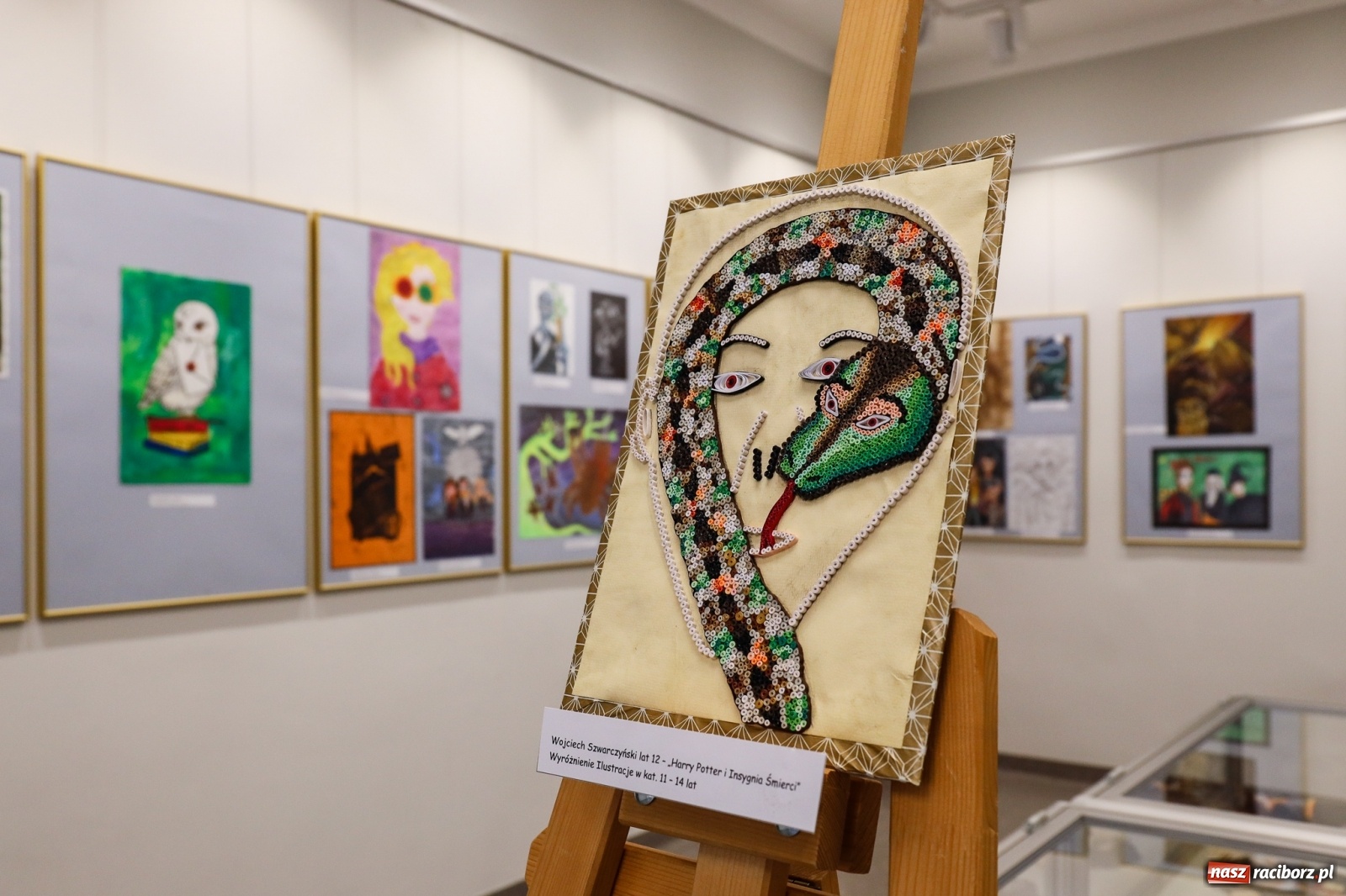 Zdjęcie w galerii na portalu naszraciborz.pl: 20 lat Potteromanii w Polsce. W raciborskiej bibliotece rozstrzygnięto konkurs plastyczny wiadomości z regionu