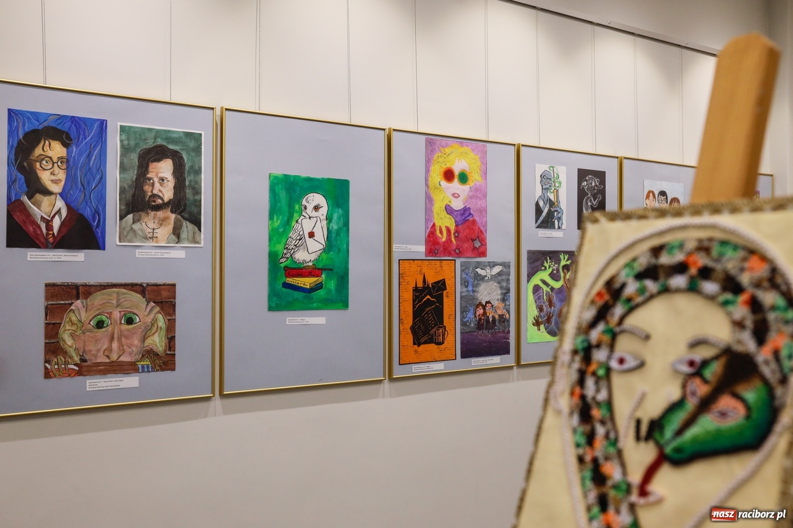 Zdjęcie w galerii na portalu naszraciborz.pl: 20 lat Potteromanii w Polsce. W raciborskiej bibliotece rozstrzygnięto konkurs plastyczny wiadomości z regionu