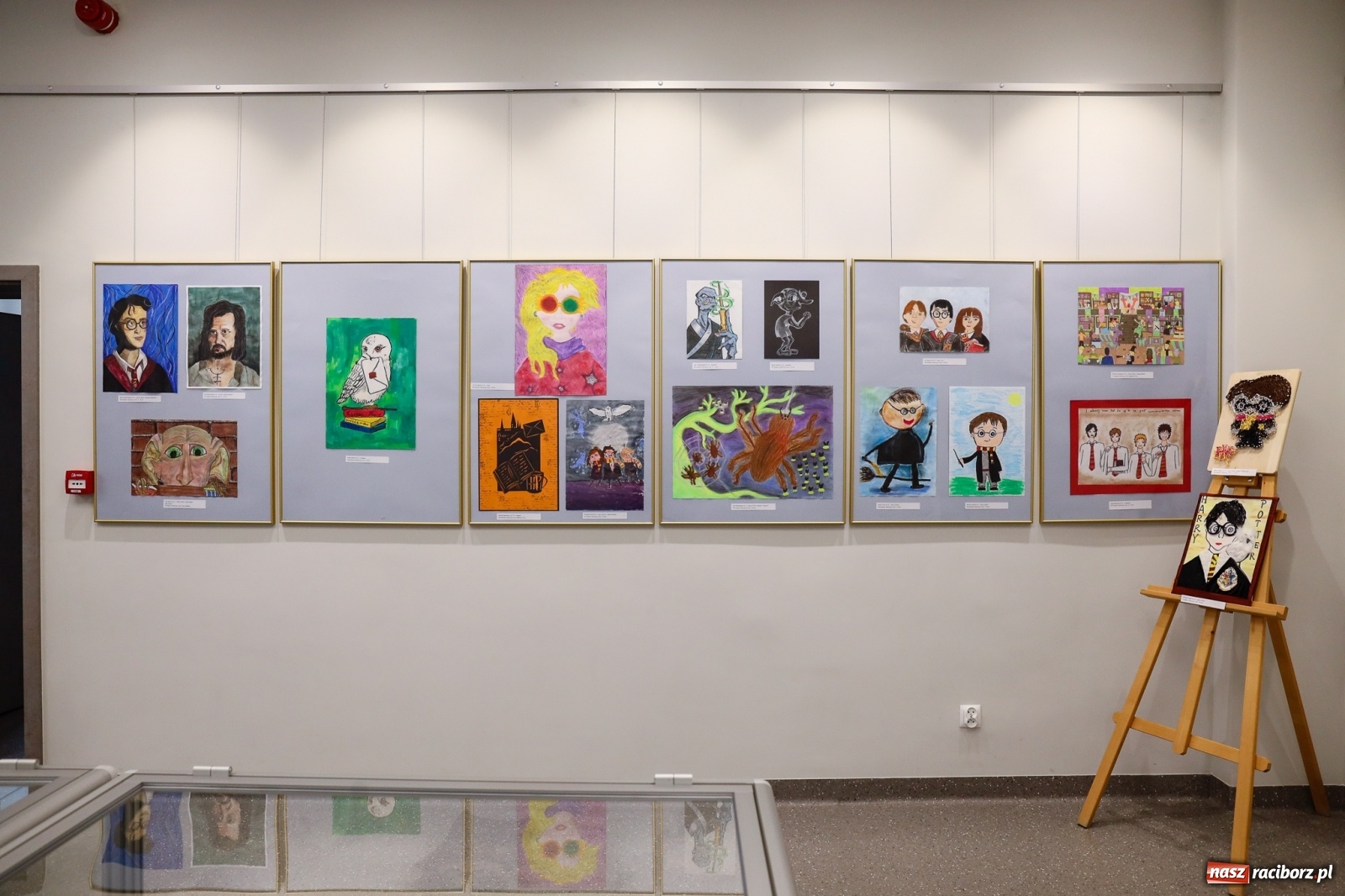 Zdjęcie w galerii na portalu naszraciborz.pl: 20 lat Potteromanii w Polsce. W raciborskiej bibliotece rozstrzygnięto konkurs plastyczny wiadomości z regionu