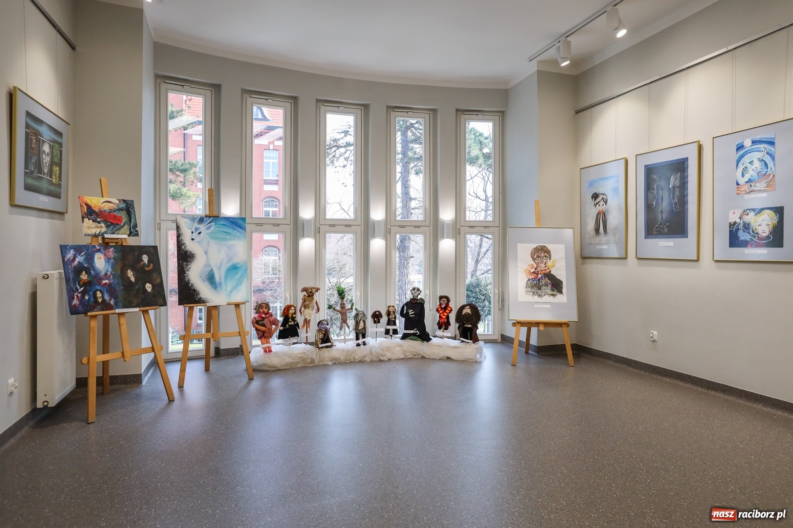 Zdjęcie w galerii na portalu naszraciborz.pl: 20 lat Potteromanii w Polsce. W raciborskiej bibliotece rozstrzygnięto konkurs plastyczny wiadomości z regionu