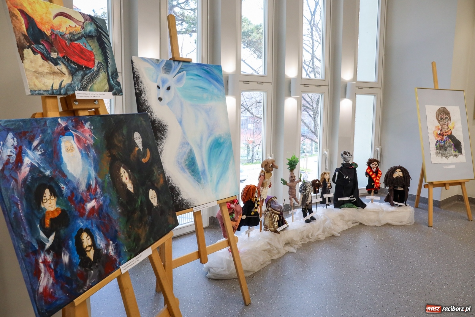 Zdjęcie w galerii na portalu naszraciborz.pl: 20 lat Potteromanii w Polsce. W raciborskiej bibliotece rozstrzygnięto konkurs plastyczny wiadomości z regionu