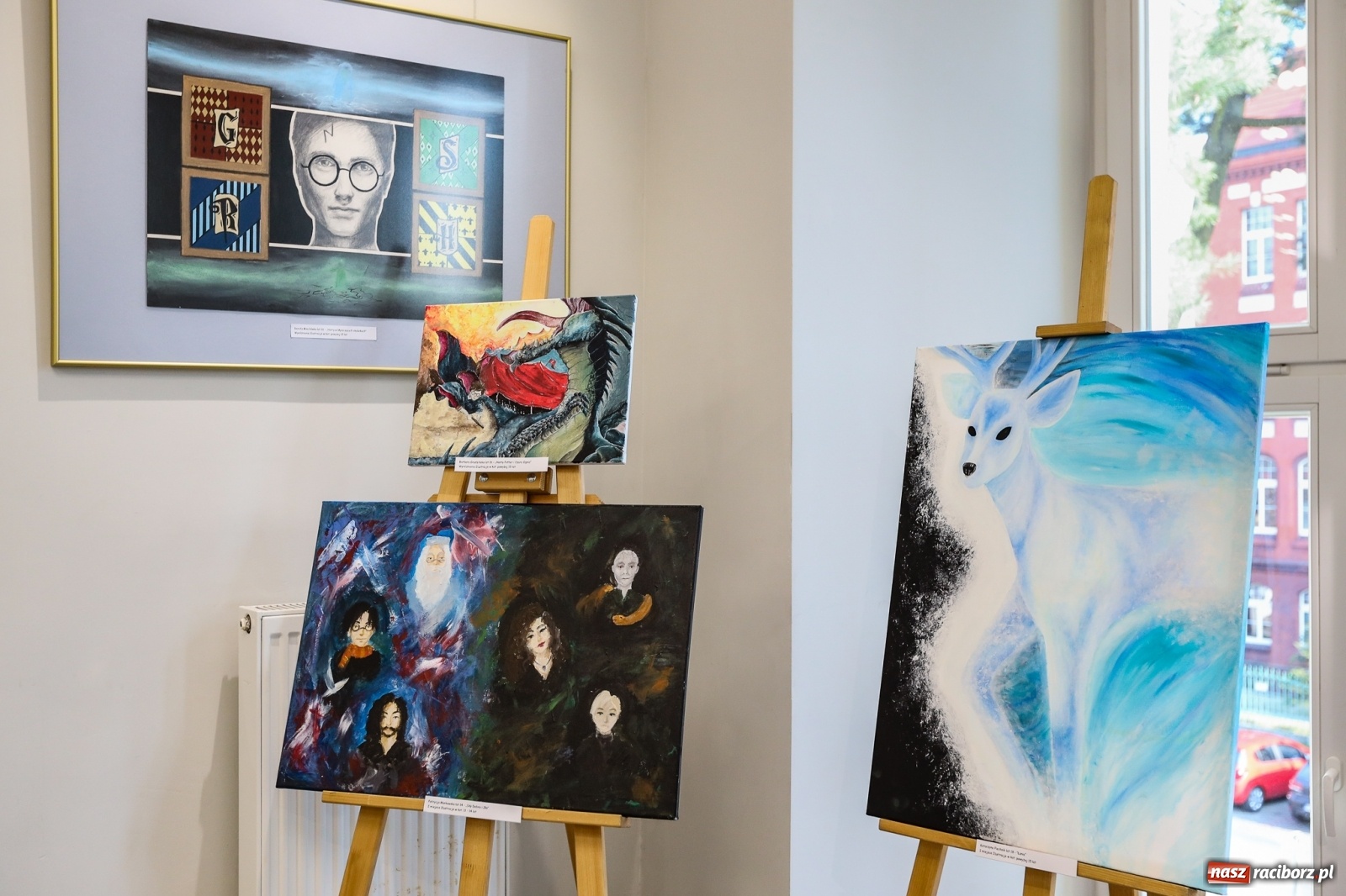 Zdjęcie w galerii na portalu naszraciborz.pl: 20 lat Potteromanii w Polsce. W raciborskiej bibliotece rozstrzygnięto konkurs plastyczny wiadomości z regionu