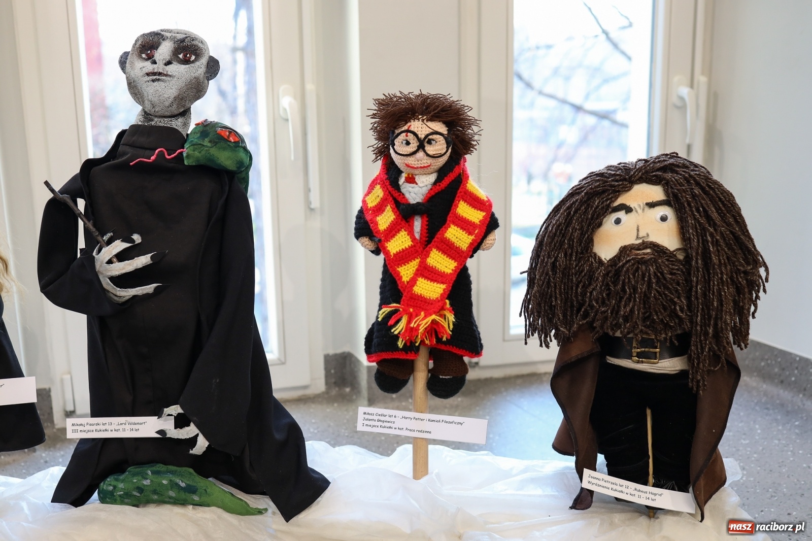 Zdjęcie w galerii na portalu naszraciborz.pl: 20 lat Potteromanii w Polsce. W raciborskiej bibliotece rozstrzygnięto konkurs plastyczny wiadomości z regionu