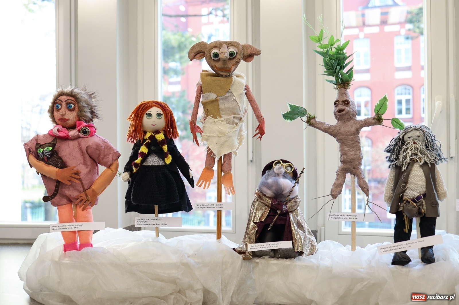 Zdjęcie w galerii na portalu naszraciborz.pl: 20 lat Potteromanii w Polsce. W raciborskiej bibliotece rozstrzygnięto konkurs plastyczny wiadomości z regionu