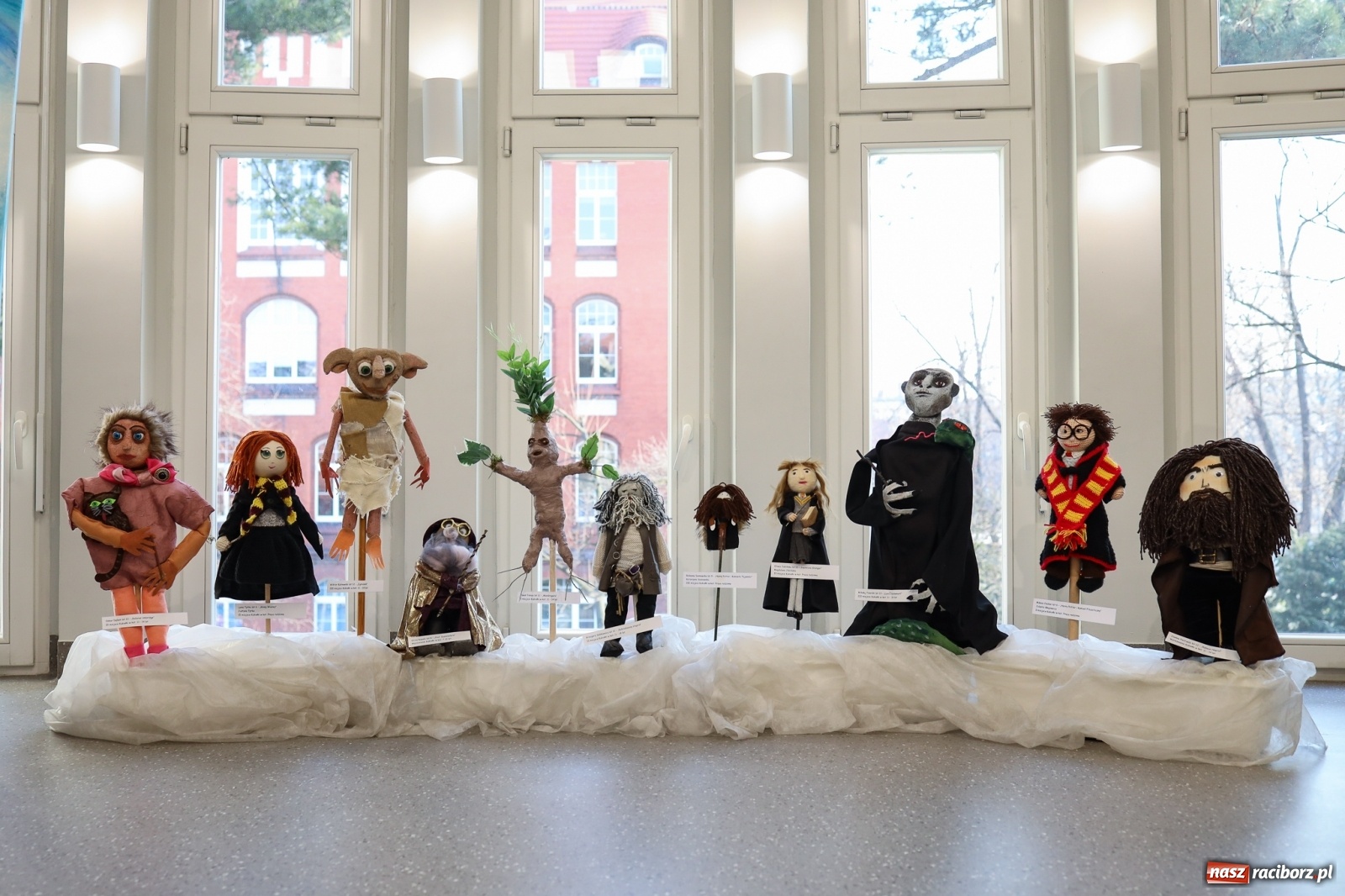 Zdjęcie w galerii na portalu naszraciborz.pl: 20 lat Potteromanii w Polsce. W raciborskiej bibliotece rozstrzygnięto konkurs plastyczny wiadomości z regionu