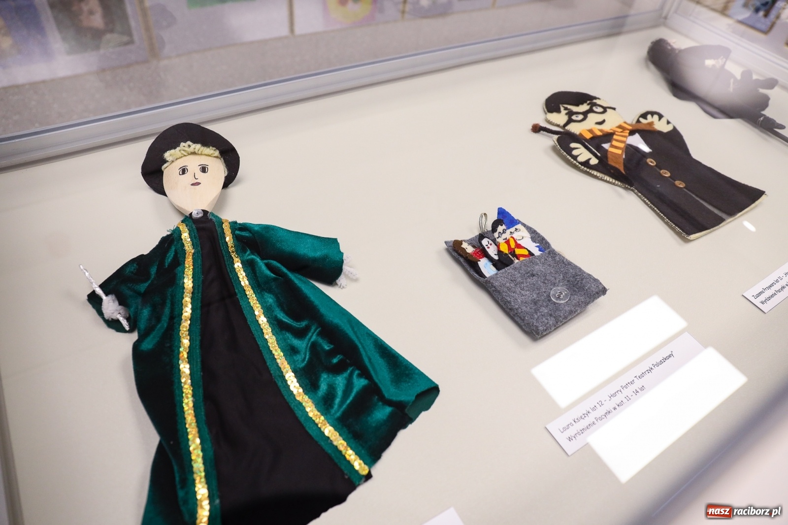 Zdjęcie w galerii na portalu naszraciborz.pl: 20 lat Potteromanii w Polsce. W raciborskiej bibliotece rozstrzygnięto konkurs plastyczny wiadomości z regionu