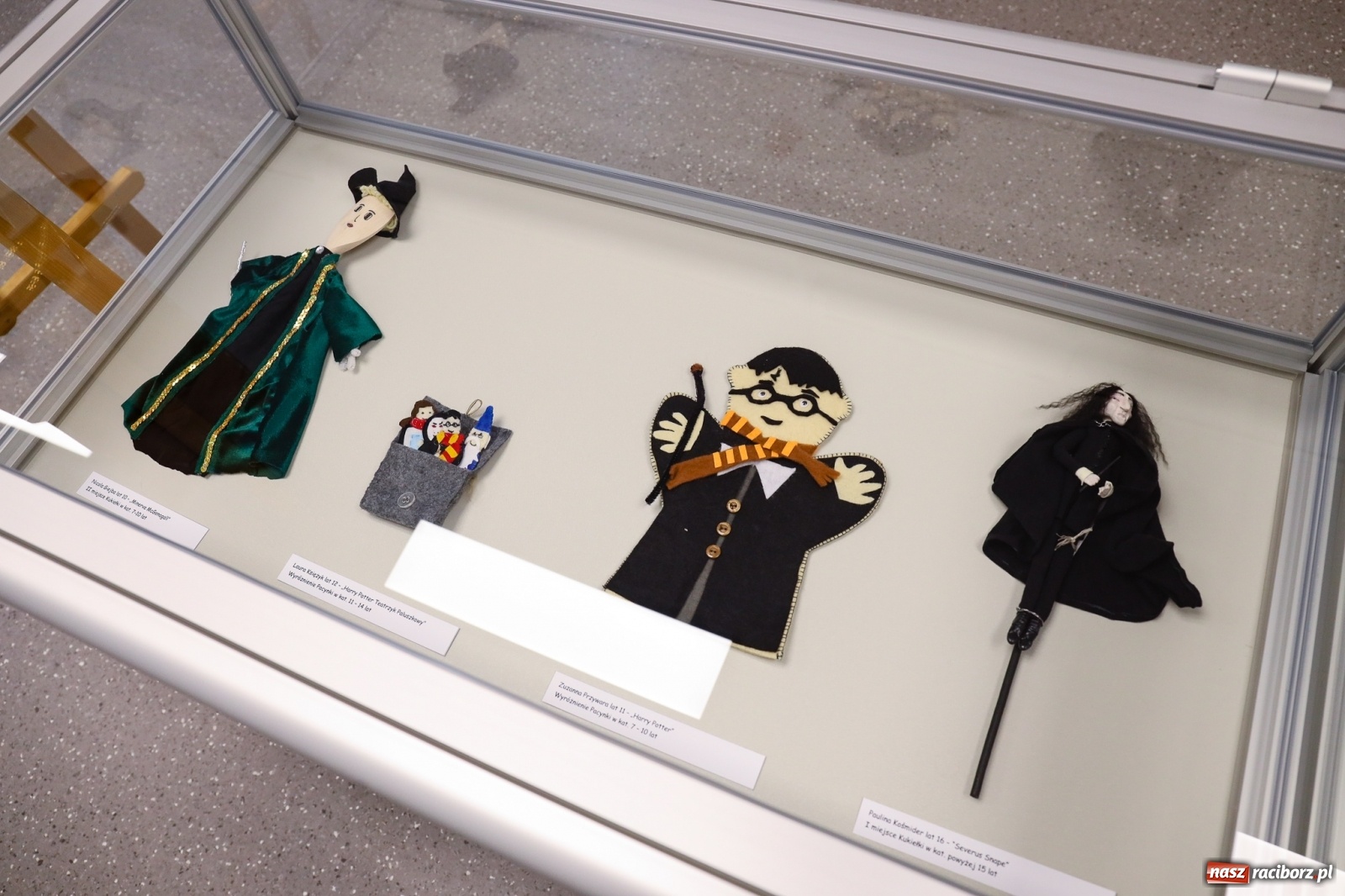 Zdjęcie w galerii na portalu naszraciborz.pl: 20 lat Potteromanii w Polsce. W raciborskiej bibliotece rozstrzygnięto konkurs plastyczny wiadomości z regionu