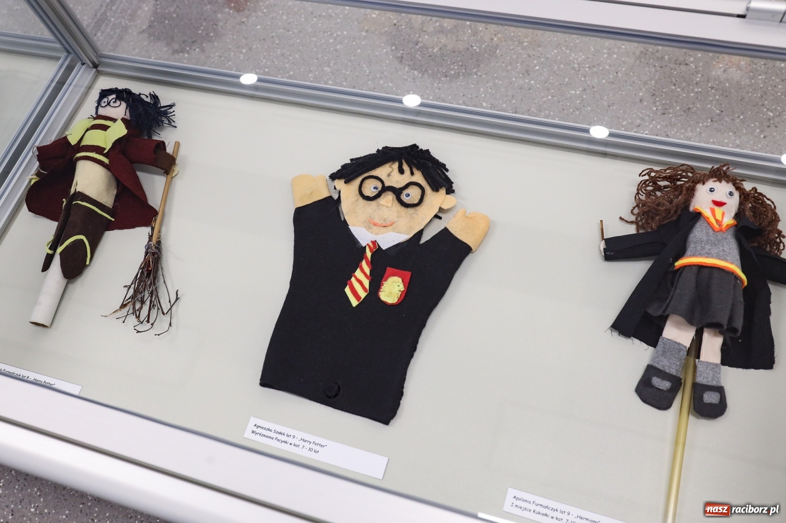 Zdjęcie w galerii na portalu naszraciborz.pl: 20 lat Potteromanii w Polsce. W raciborskiej bibliotece rozstrzygnięto konkurs plastyczny wiadomości z regionu
