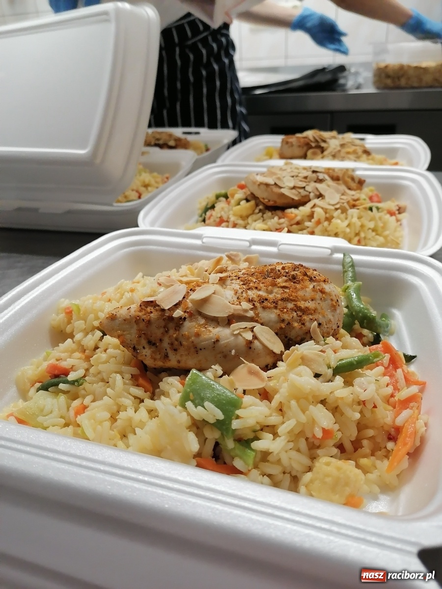 Zdjęcie w galerii na portalu naszraciborz.pl: Restauracja BraxTon wspiera akcję #posilekdlalekarzy  wiadomości z regionu