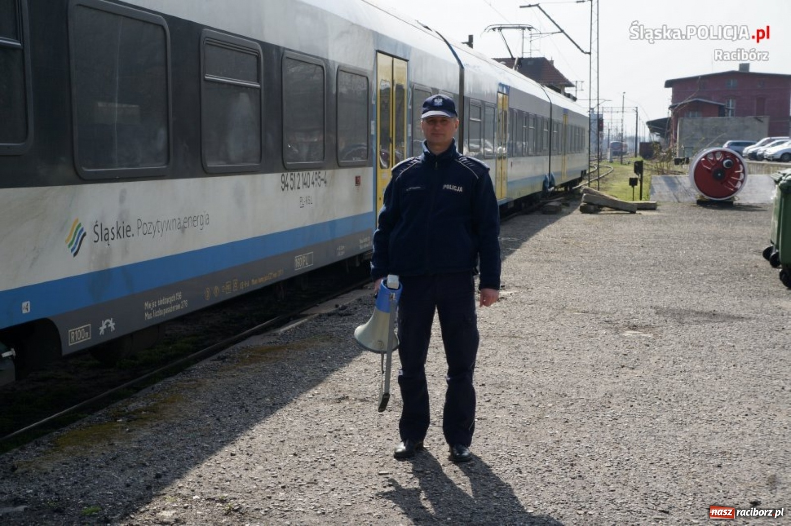 Zdjęcie w galerii na portalu naszraciborz.pl: Raciborscy policjanci z megafonami patrolują miasto!  wiadomości z regionu
