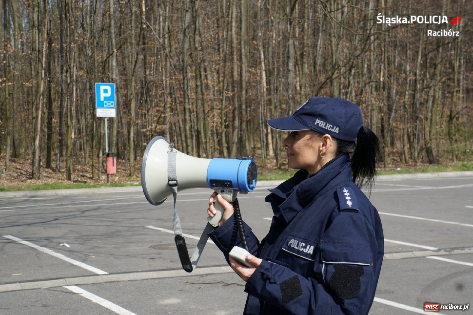 Zdjęcie w galerii na portalu naszraciborz.pl: Raciborscy policjanci z megafonami patrolują miasto!  wiadomości z regionu