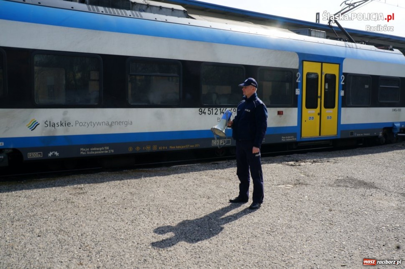 Zdjęcie w galerii na portalu naszraciborz.pl: Raciborscy policjanci z megafonami patrolują miasto!  wiadomości z regionu