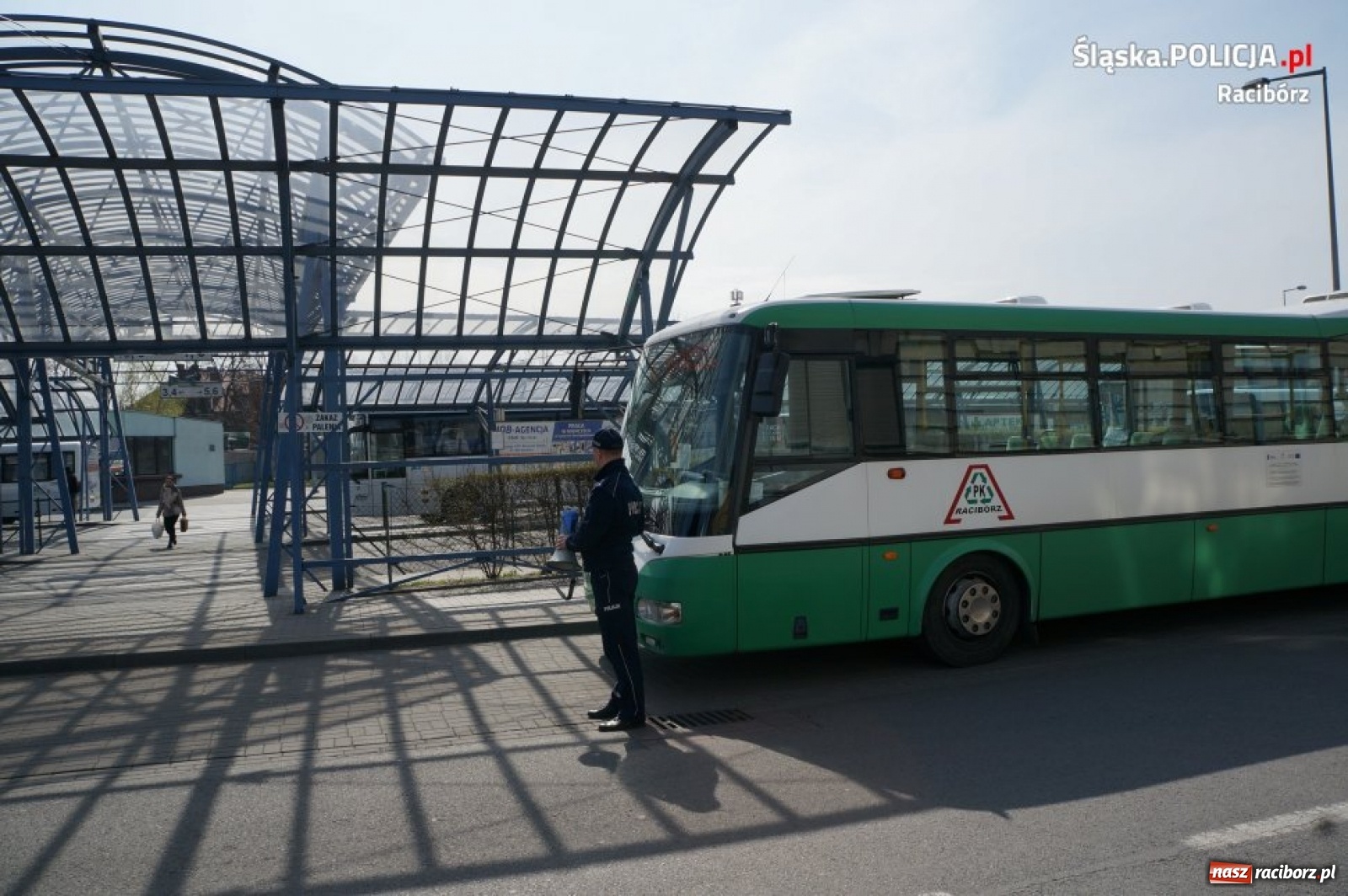 Zdjęcie w galerii na portalu naszraciborz.pl: Raciborscy policjanci z megafonami patrolują miasto!  wiadomości z regionu