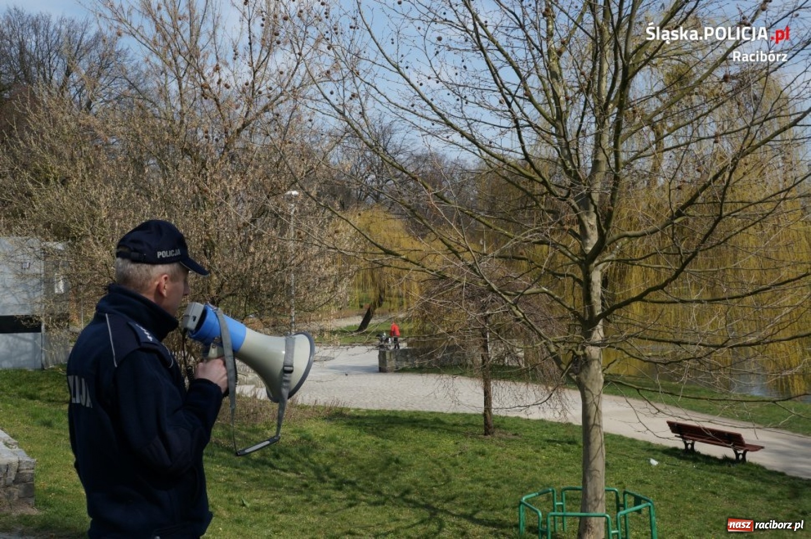 Zdjęcie w galerii na portalu naszraciborz.pl: Raciborscy policjanci z megafonami patrolują miasto!  wiadomości z regionu