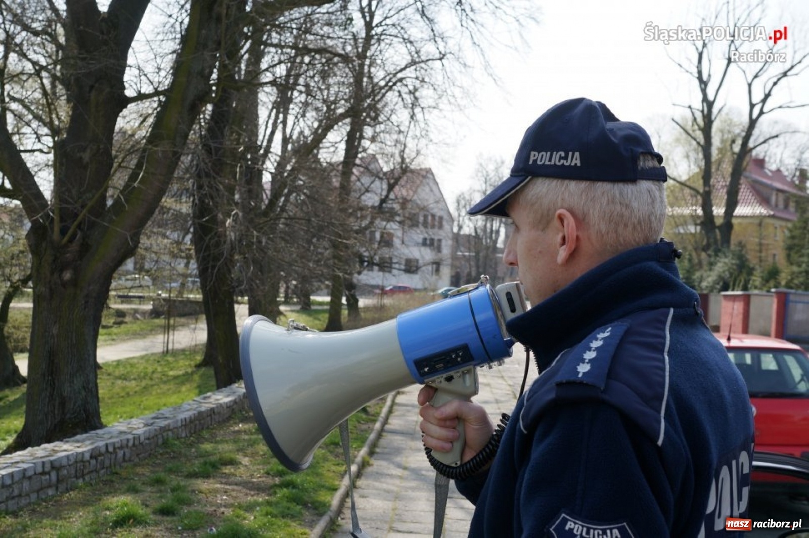 Zdjęcie w galerii na portalu naszraciborz.pl: Raciborscy policjanci z megafonami patrolują miasto!  wiadomości z regionu
