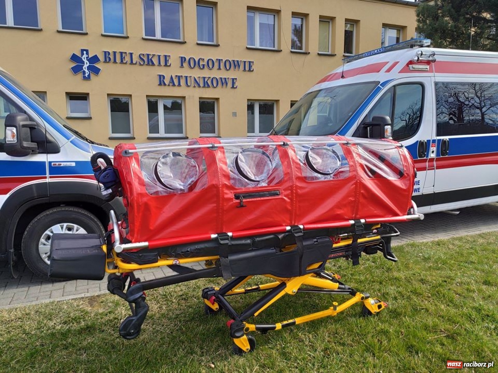 Zdjęcie w galerii na portalu naszraciborz.pl: Kapsuła do transportu chorych z wirusem Eboli trafiła do Raciborza  wiadomości z regionu