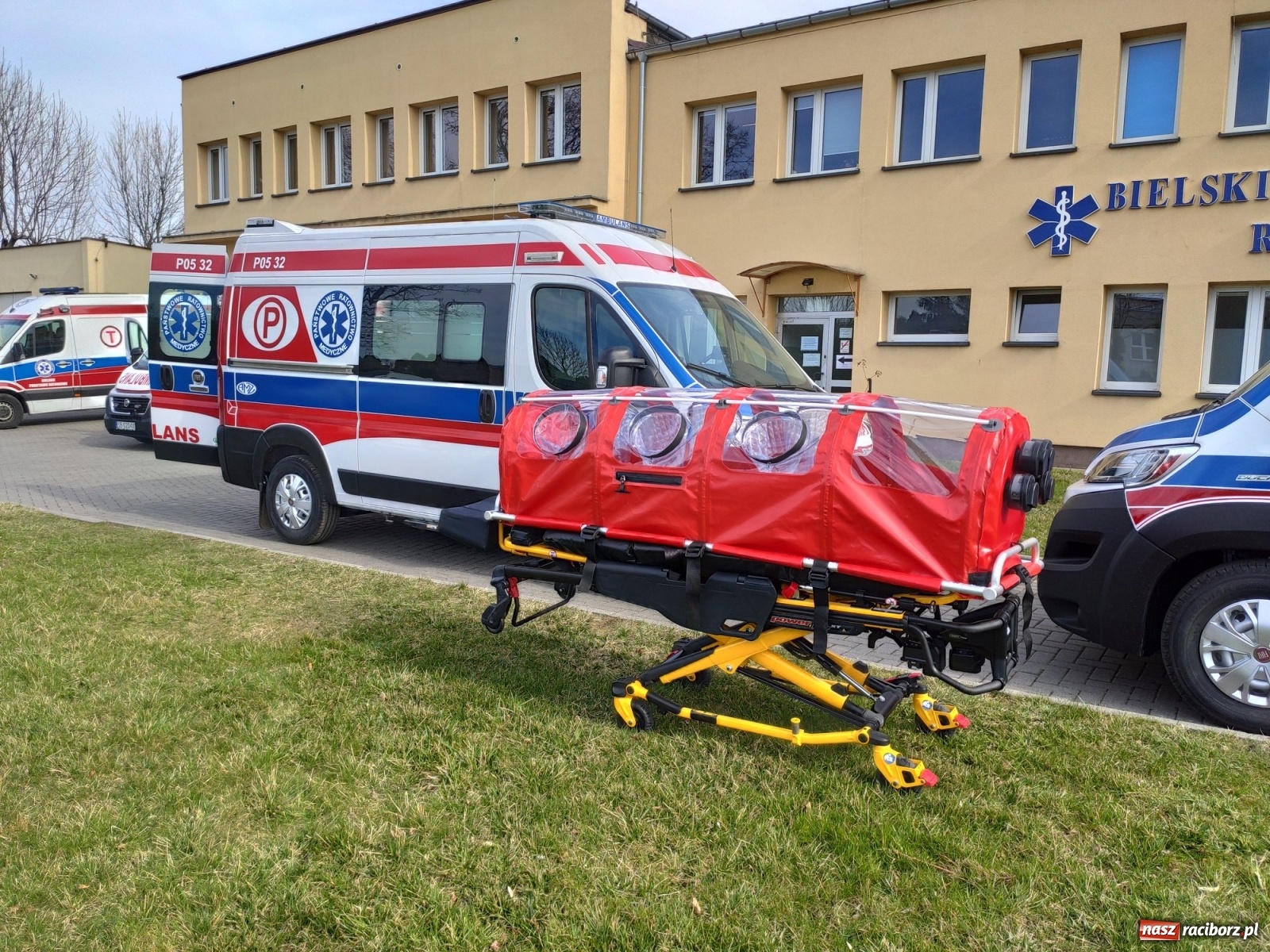 Zdjęcie w galerii na portalu naszraciborz.pl: Kapsuła do transportu chorych z wirusem Eboli trafiła do Raciborza  wiadomości z regionu