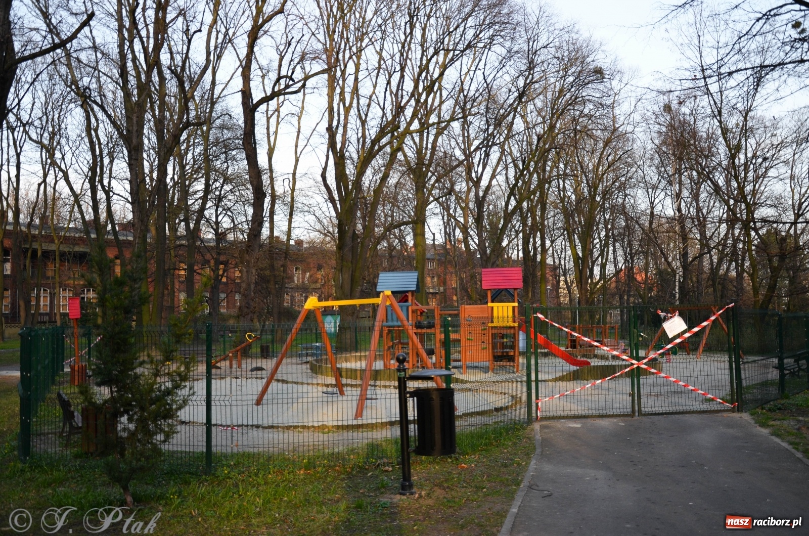 Zdjęcie w galerii na portalu naszraciborz.pl: Racibórz - miasto w bezruchu [FOTO]  wiadomości z regionu