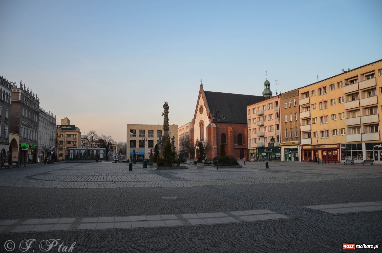Zdjęcie w galerii na portalu naszraciborz.pl: Racibórz - miasto w bezruchu [FOTO]  wiadomości z regionu