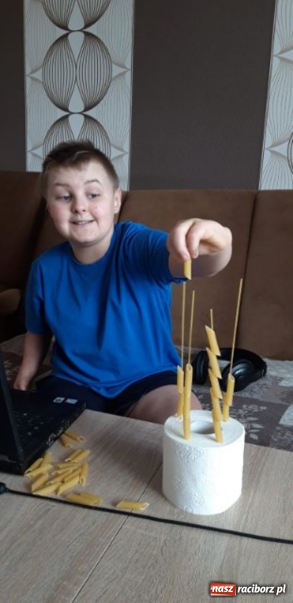 Zdjęcie w galerii na portalu naszraciborz.pl: Uczniowie ZSS radzą sobie z nauczaniem zdalnym wiadomości z regionu