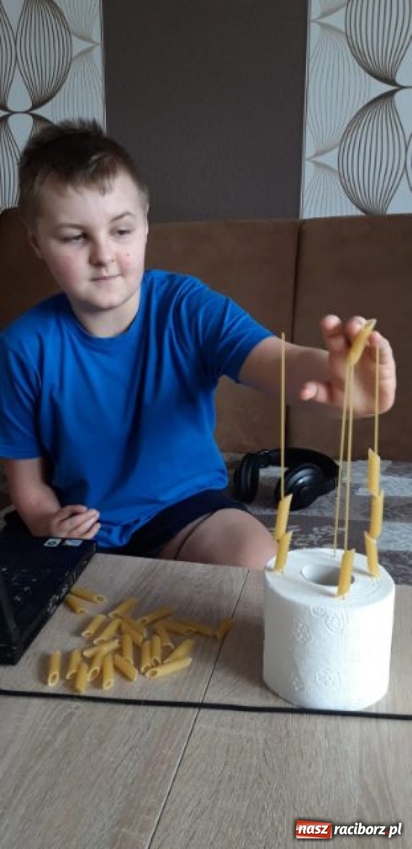 Zdjęcie w galerii na portalu naszraciborz.pl: Uczniowie ZSS radzą sobie z nauczaniem zdalnym wiadomości z regionu